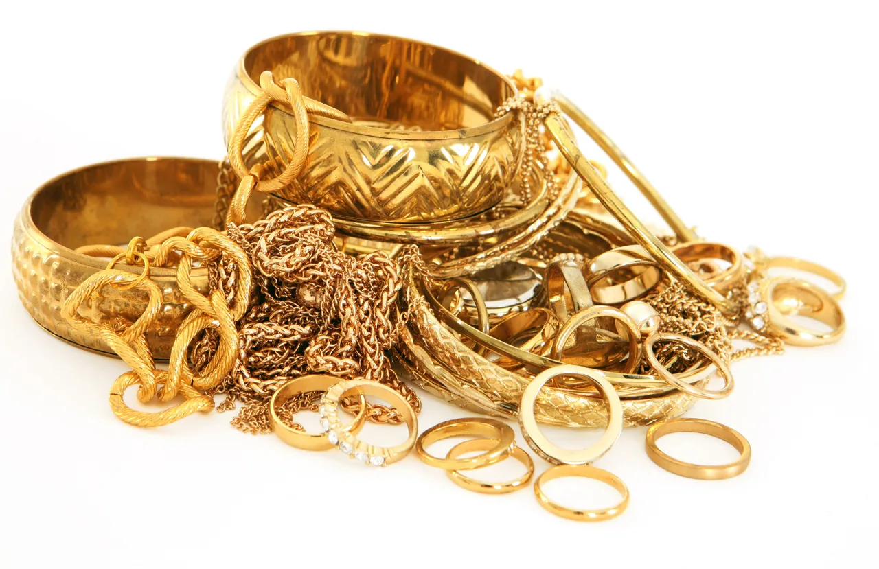Gold jewellery, bangles, chains and rings for buying at Rithika Gold Kukatpally Hyderabad